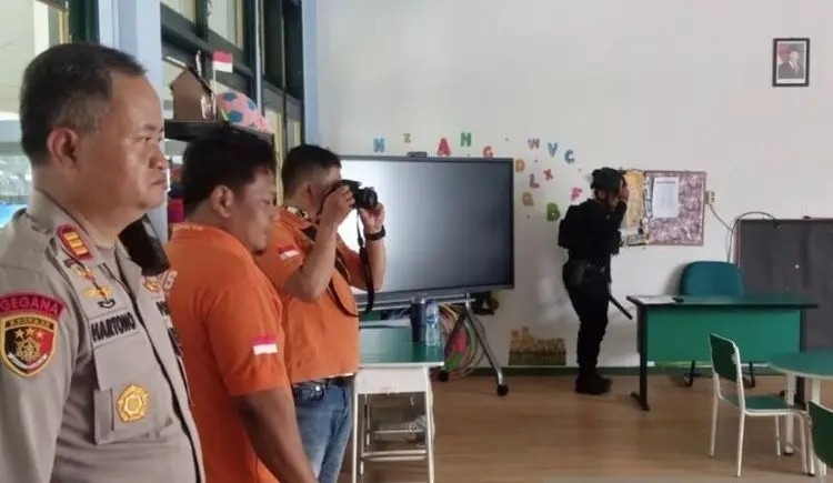 Polisi Bongkar Isi Email Teror Bom ke 10 Sekolah di Depok